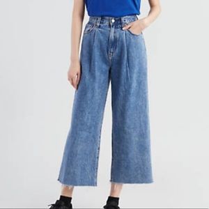 Levis Pleated Ribcage Cropped Jeans